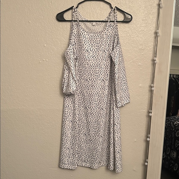Cold Shoulder Patterned Dress - Picture 2 of 4